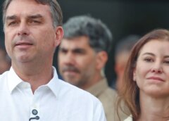 Flávio Bolsonaro participa de missa na Catedral de Brasília