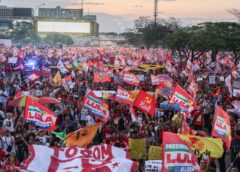 Milhares de estudantes tomam a Esplanada em apoio a Lula