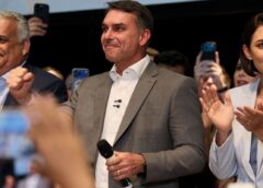 Flávio Bolsonaro recebe apoio de partidos e fala em mudar Constituição