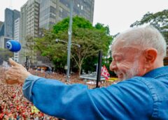 Ato pela reeleição de Lula leva milhares à Avenida Paulista