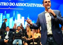 Flávio faz visita ao pai em prisão domiciliar e recebe apoios em SP