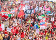Milhares de pessoas lotam a orla de Copacabana em apoio a Lula